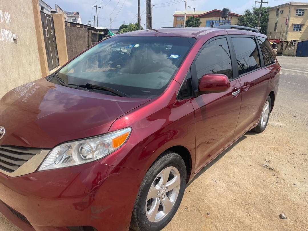 2012 TOYOTA SIENNA LE (RED)