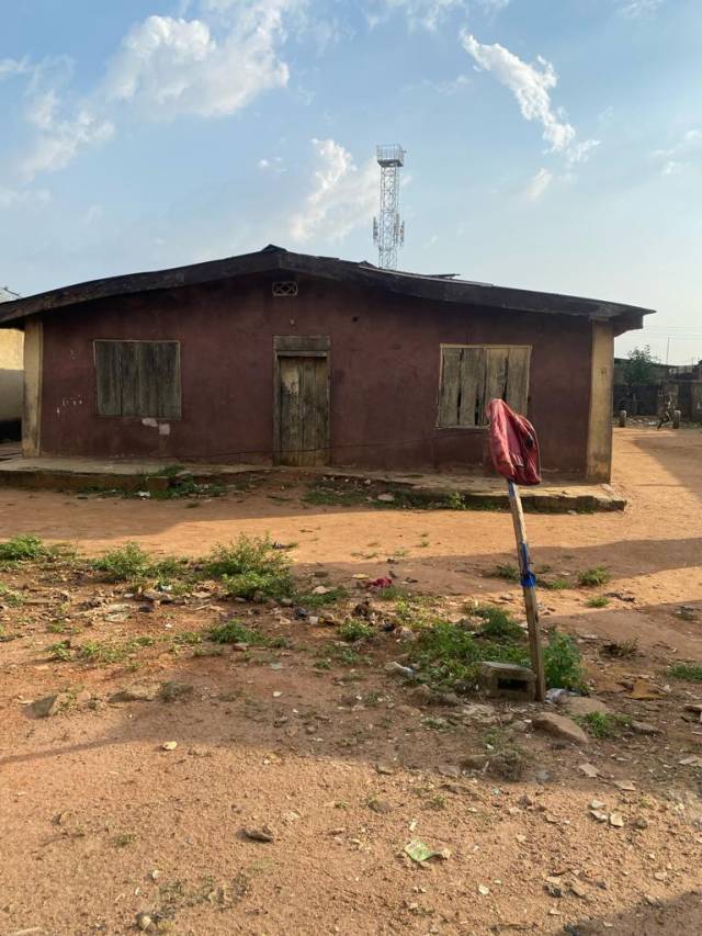 Old Bulding For Sale At Lagos Abeokuta Express Road - Call 07042235880