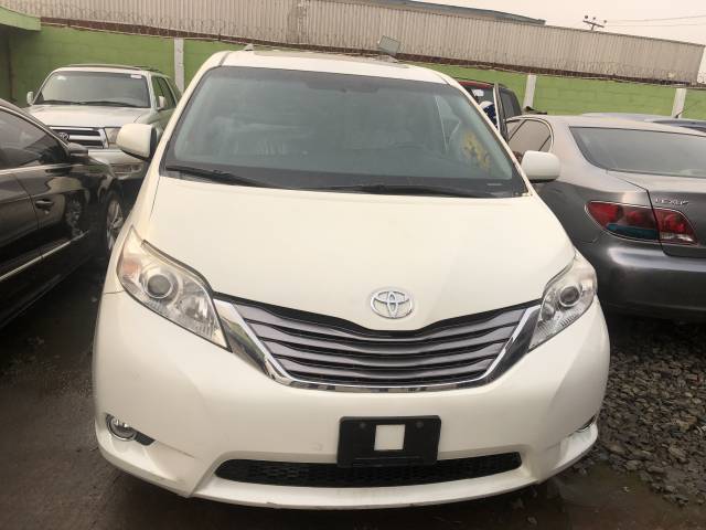 TOYOTA SIENNA XLE 2016